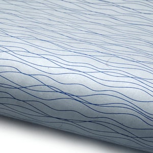 Loktapapier &quot;Wellen&quot;. Hellblau/Blau. Handgeschöpftes Nepal-Papier, bedruckt.