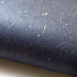 Carta giapponese Susa Iri. Blu scuro con macchie argentate. 55 x 85 cm.