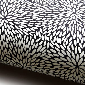 Japanpapier Chiyogami "Reisblumen. Weiß auf Schwarz."