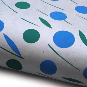 Loktapapier &quot;Wiese im Wind&quot;. Mildes Blau/Blau/Grün. Handgeschöpftes Nepal-Papier, bedruckt.