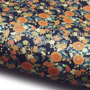 Carta giapponese Chiyogami "Fiori di prugno, arancione, verde e blu su sfondo blu notte". Yuzen