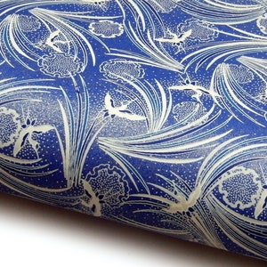 Papier japonais Chiyogami « Tsuru et Yukiwa - Grues dans la neige. Nuances de bleu, blanc et or sur bleu. » Yuzen