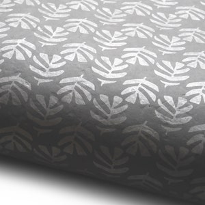 Carta Lokta "Monstera". Grigio chiaro/argento. Carta nepalese fatta a mano, stampata.