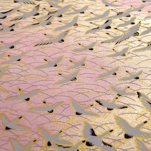 Japans papier Chiyogami Kranen boven de zee. Wit en goud op roze. Yuzen afbeelding 5