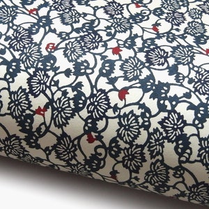 Papier japonais Katazome shi « Botan Karakusa – Petites vrilles de pivoine. Bleu et brun rougeâtre sur blanc naturel. »