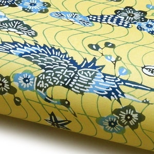 Japans papier Katazome shi "Kraanbomen, pruimenbloesems, dennen en esdoorns. Zwart op rood."