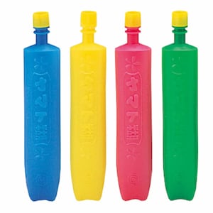 Könnte beinhalten: Vier Plastik-Squeeze-Flaschen mit gelben, blauen, roten und grünen Kappen. Die Flaschen sind mit bunter Flüssigkeit gefüllt und haben japanische Schrift auf den Etiketten.