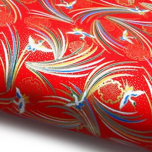 Japans papier Chiyogami "Tsuru en Yukiwa - Kraanvogels in de sneeuw. Groen, blauw, geel, wit en goud op rood." Yuzen