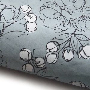 Loktapapier "Kirschblüten". Helles Blaugrau/Weiß/Braun. Handgeschöpftes Nepal-Papier, bedruckt.
