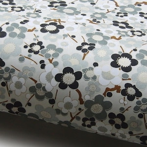 NUOVO! Carta giapponese Chiyogami "Rami di pruno in fiore. Bianco, grigio e nero su grigio chiaro." Yuzen