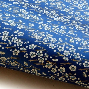 Japans papier Chiyogami "Pruimenbloesem en dennennaalden. Wit en goud op blauw." Yuzen