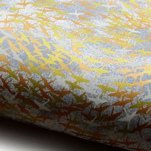 Japanpapier Chiyogami "Kraniche. Weiß, golden und bronzen über grauen und weißen Wolken." Yuzen