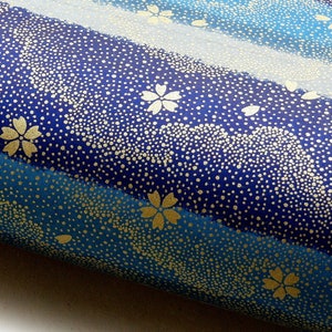 Carta giapponese Chiyogami "Fiori di ciliegio e nuvole. Oro su blu, turchese e grigio." Yuzen