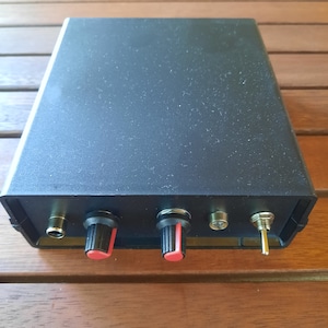 Un trasmettitore radio AM Mosfet a onde corte da 5-10 MHz da 5 Watt con controllo VFO