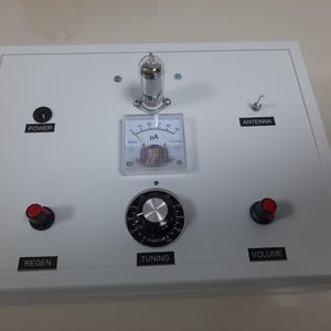 Ein handgefertigter Mittelwelle 12AC6 Tube Super High Performance Regen Radio Receiver mit S-Meter