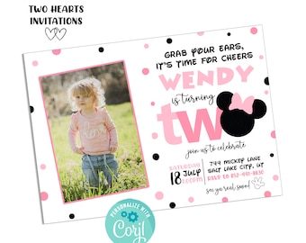 Könnte beinhalten: Eine rosafarbene und schwarze Geburtstagseinladung mit einem Foto eines Mädchens in einem rosa Shirt mit dem Text "love" darauf. Die Einladung lautet "Grab your ears, it's time for cheers Wendy is turning two" mit einem schwarzen und rosa Minnie Mouse Kopf. Die Einladung enthält auch das Datum, die Uhrzeit und den Ort der Party.