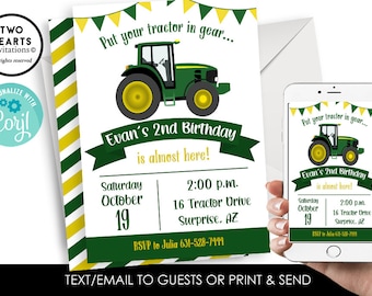 Puede incluir: Invitación a una fiesta de cumpleaños con temática de tractor, con un tractor verde y amarillo y el texto "Pon tu tractor en marcha... ¡El 2º cumpleaños de Evan está a punto de llegar!" La invitación incluye la fecha, la hora y el lugar de la fiesta.
