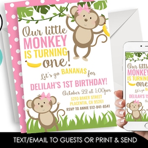 Op de afbeelding: Roze en groene uitnodiging voor een eerste verjaardagsfeest met een aap-thema en een jungle-achtergrond. De uitnodiging luidt "Onze kleine aap wordt één! Laten we bananen eten voor Delilah's 1e verjaardag!" met de datum, tijd en locatie.