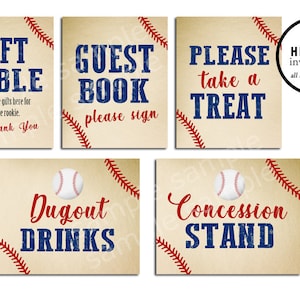Könnte beinhalten: Fünf druckbare Schilder mit Baseball-Motiv. Die Schilder sind beige mit roten Nähten an den Rändern und einem Baseball-Motiv in der oberen Ecke. Die Schilder zeigen die Aufschriften "Gift Table", "Guest Book", "Please Take a Treat", "Dugout Drinks" und "Concession Stand".
