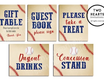 Könnte beinhalten: Fünf druckbare Schilder mit Baseball-Motiv. Die Schilder sind beige mit roten Nähten an den Rändern und einem Baseball-Motiv in der oberen Ecke. Die Schilder zeigen die Aufschriften "Gift Table", "Guest Book", "Please Take a Treat", "Dugout Drinks" und "Concession Stand".