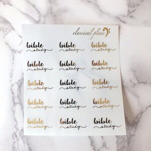Op de afbeelding: Een vel met transparante stickers met de woorden "bible study" in gouden en zwarte letters. De woorden "classical plans" staan in zwarte cursieve letters bovenaan het vel.