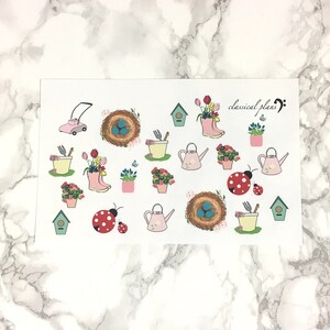 Puede incluir: Una hoja de pegatinas con ilustraciones de temática de jardinería. Las pegatinas incluyen una cortadora de césped, un nido de pájaro, una regadera, una maceta, una casa para pájaros y mariquitas. El texto "classical plans" está impreso en la hoja.