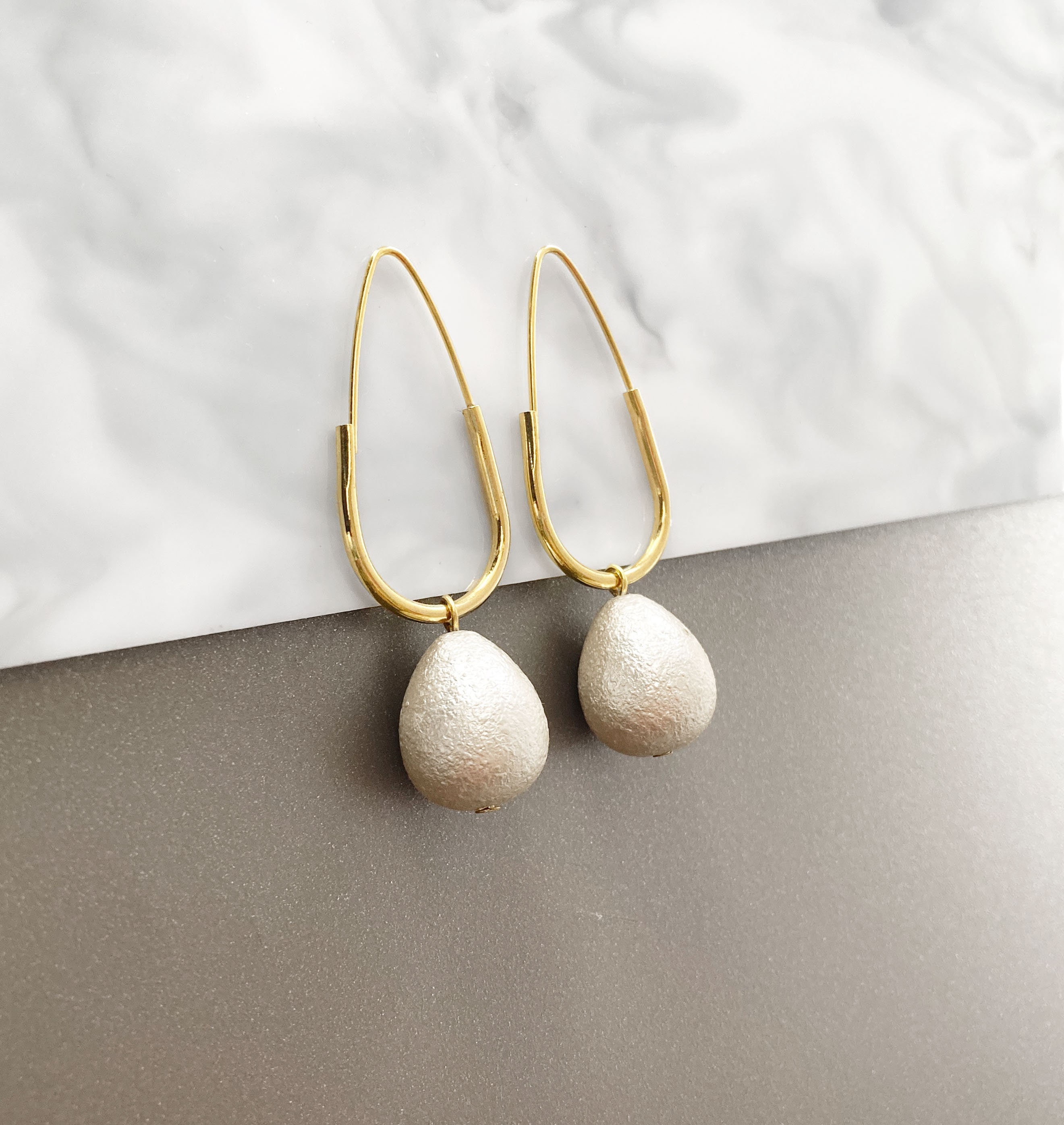 Delicati orecchini a cerchio in ottone placcato oro 18 carati con perline di pietre semipreziose da 4 mm e perline distanziatrici placcate oro, regalo per donna, mamma - Italia