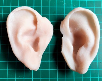 Severed prop ears in light flesh colour. Made from gelatine and suitable for film, tv, stage or cosplay.