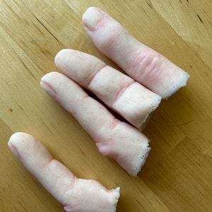 1 severed gelatine finger prosthetic prop. Perfect for TV, film, stage, halloween and cosplay.