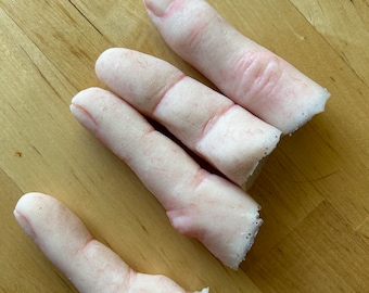 1 severed gelatine finger prosthetic prop. Perfect for TV, film, stage, halloween and cosplay.