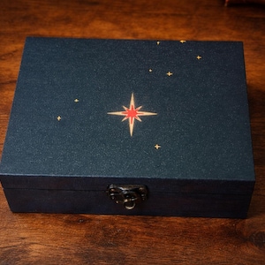 Scatola porta-tarocchi Arcturus Star – Scrigno celeste dipinto a mano / Contiene un mazzo completo di tarocchi / Design con la costellazione di Boote