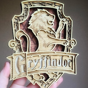 Escudo de la casa del castillo de la escuela de magia Decoración del hogar - Casa Gryffin / Regalos Slyth / Huffle / Mago Raven / Decoración de pared / Emblemas mágicos