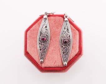 Pendientes vintage de plata de ley con cabujón de granate y filigrana.