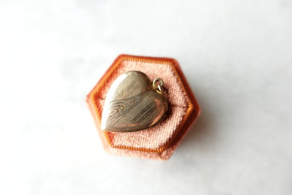 Antique Art Deco Engraved Floral Heart Locket // … - image 7