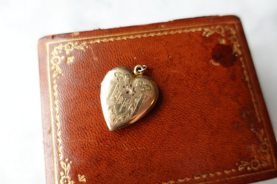 Antique Art Deco Engraved Floral Heart Locket // … - image 2