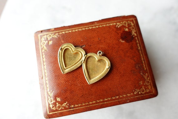 Antique Art Deco Engraved Floral Heart Locket // … - image 4