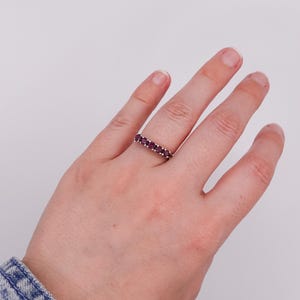 Halbkreisförmiger Ewigkeitsring aus Sterlingsilber und echtem Rubin (Größe 6)