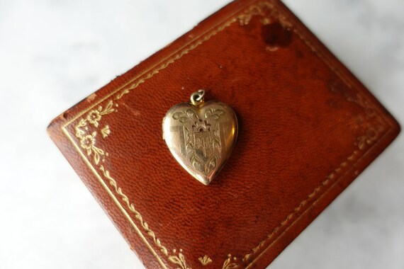 Antique Art Deco Engraved Floral Heart Locket // … - image 8