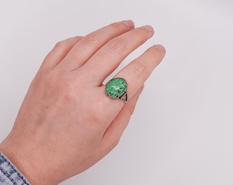 Antique Art Deco Genuine Carved Apple Green Jade Ring (Size 7.25)