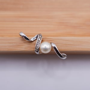 Vintage Classic and Simple Cultured Pearl Crystal Pendant