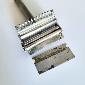 Vintage VALET Auto-strop Razor, Model C, With Purple Velvet Lined Metal ...