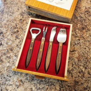Vintage MCM Ceramic & Teak Cheese Plate Hors d&#39;oeuvres Charcuterie Set, With Cutlery, 1960s Made In Japan, New In Box