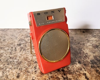 SONYトランジスタラジオ1958年製TR-610 Vintage 1958 SONY TR-610 Portable Radio, Red Plastic Cabinet