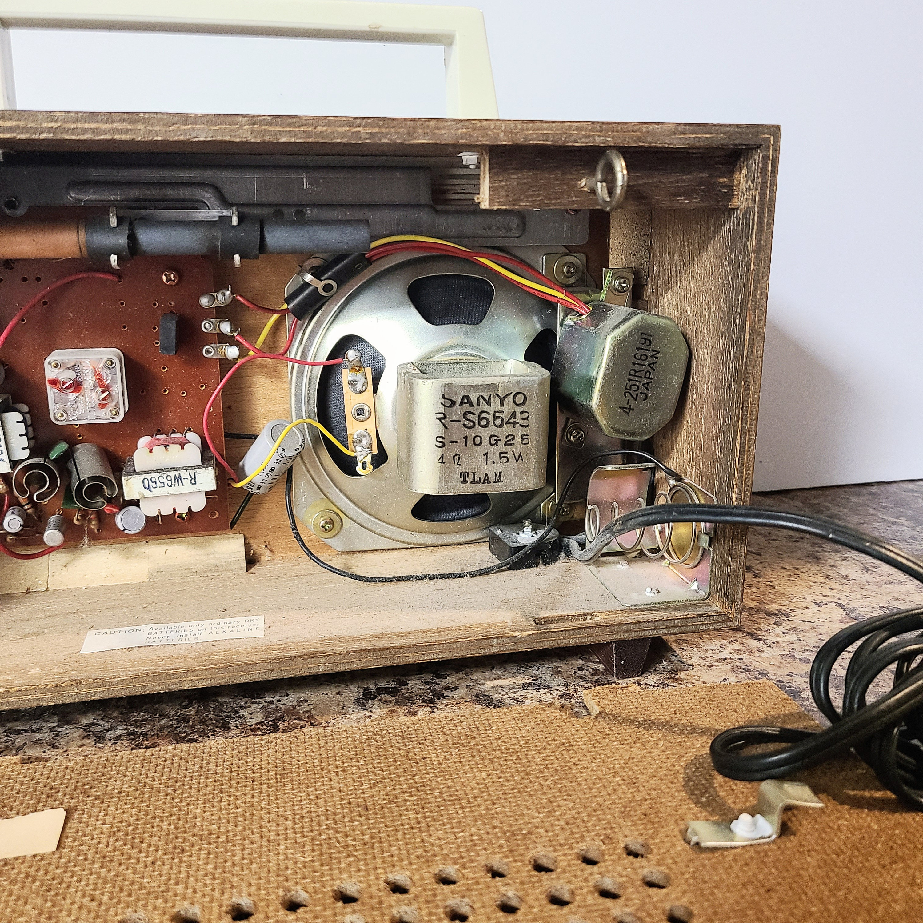 Vintage 1968 Sanyo Portable AM Radio, Model 6CA-119, Made in Vintage 1968 Sanyo Portable AM Radio, Model 6CA-119, Made in