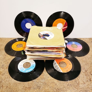 Lot von 20 Vintage &#39;45 RPM&#39; Schallplatten, alle mit Hüllen, lose 45 RPM Singles-Platten, 1950er-80er Jahre, guter Zustand