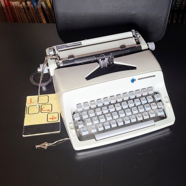 1969 Commodore 2200 Manual Typewriter, With Case, Owners Manual and Key, Typewriter Works Great!
