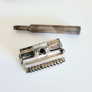 Vintage VALET Auto-strop Razor, Model C, With Purple Velvet Lined Metal ...