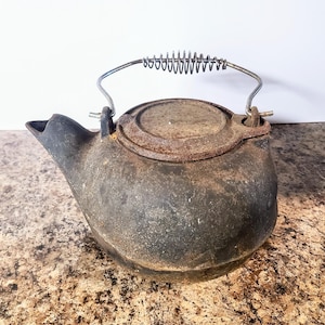 Antiker Gusseisenkessel mit Drahtgriff, Vintage Kohleherdkessel, mehr als 4 Kilogramm