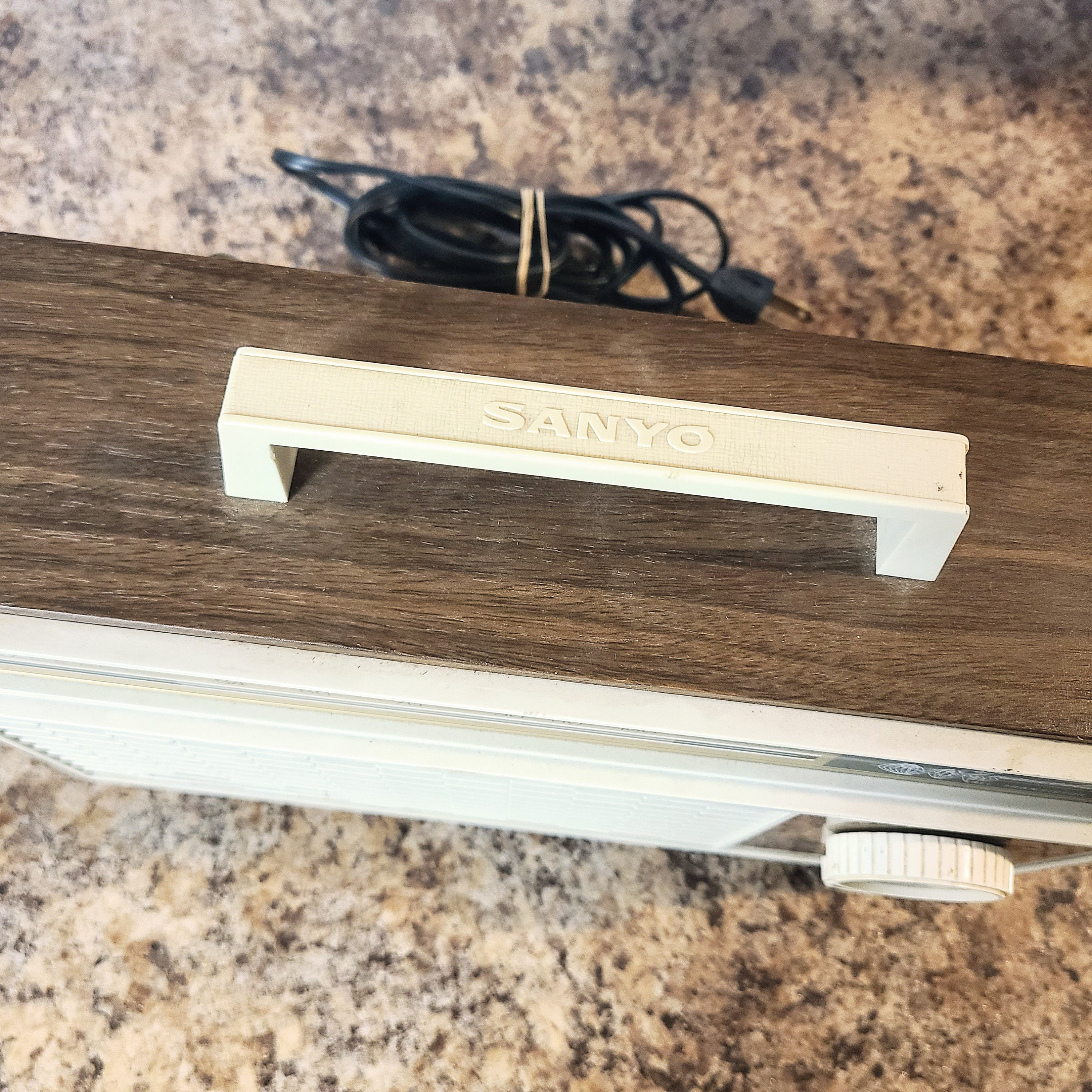 Vintage 1968 Sanyo Portable AM Radio, Model 6CA-119, Made in Vintage 1968 Sanyo Portable AM Radio, Model 6CA-119, Made in