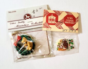 Miniatures de maison de poupée vintage, New In Package, Made In Taiwan, Gingerbread Man & Holiday Christmas Wreath With Bear